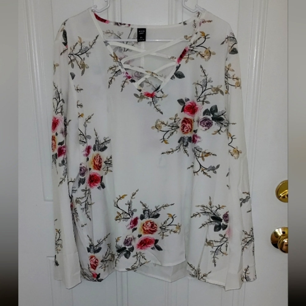 3XL SHEIN Floral Blouse. Bell Sleeve.